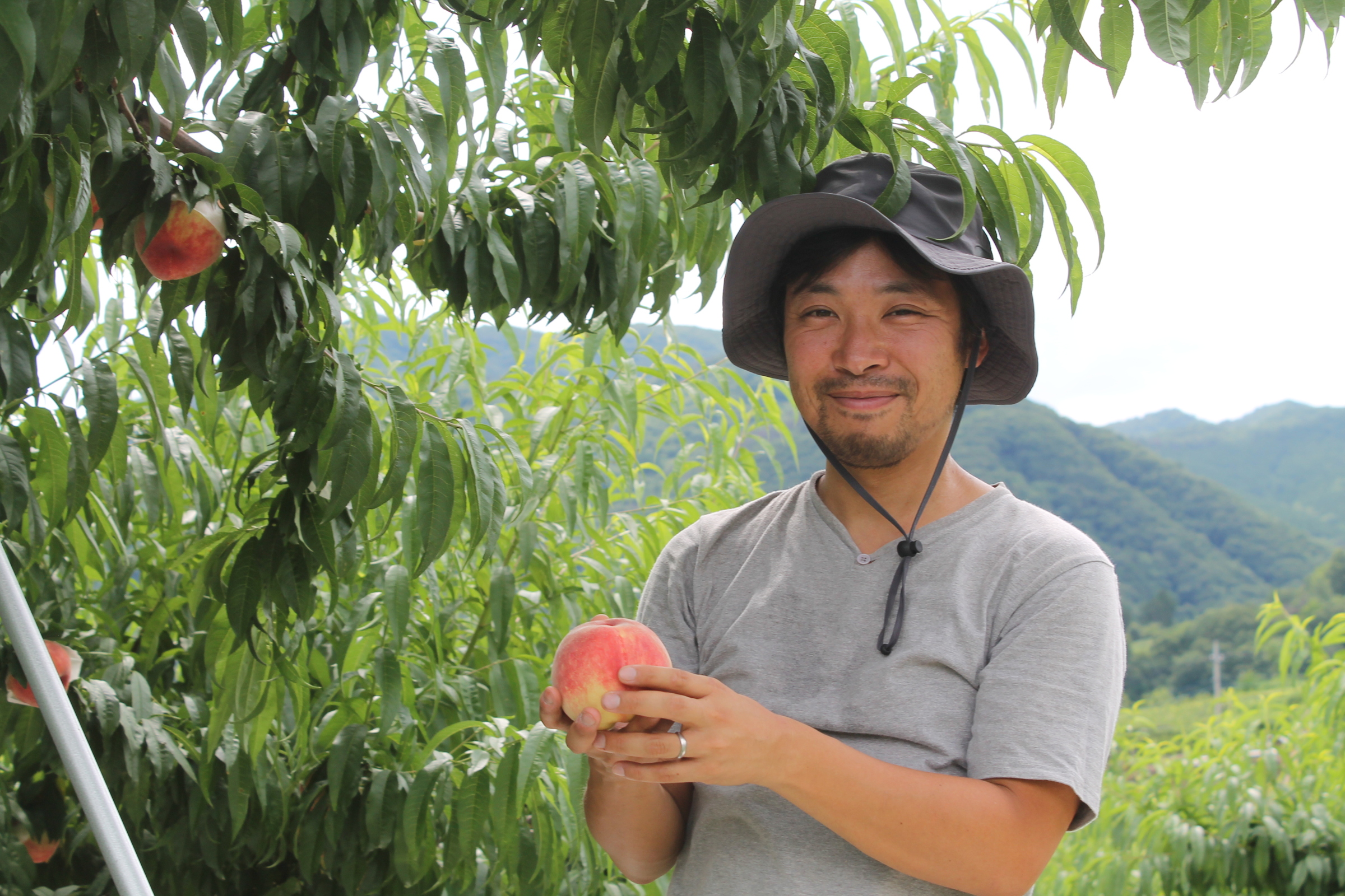 お話を伺った萩原貴司さん。萩原フルーツ農園の頼もしい３代目です